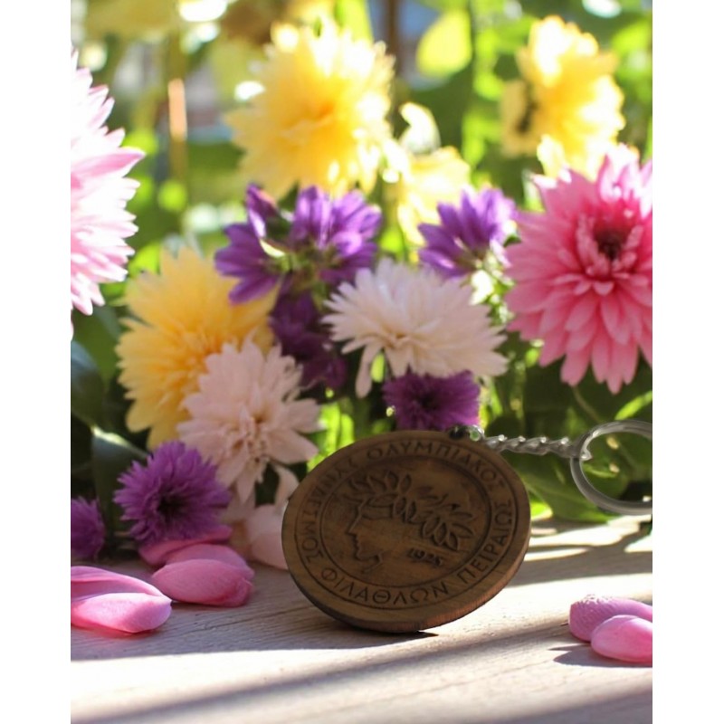 Wooden keychain with engraved Olympiacos logo – gift for football fans Wooden keychain with Olympiacos emblem and 1925 – handmade gift for football fans